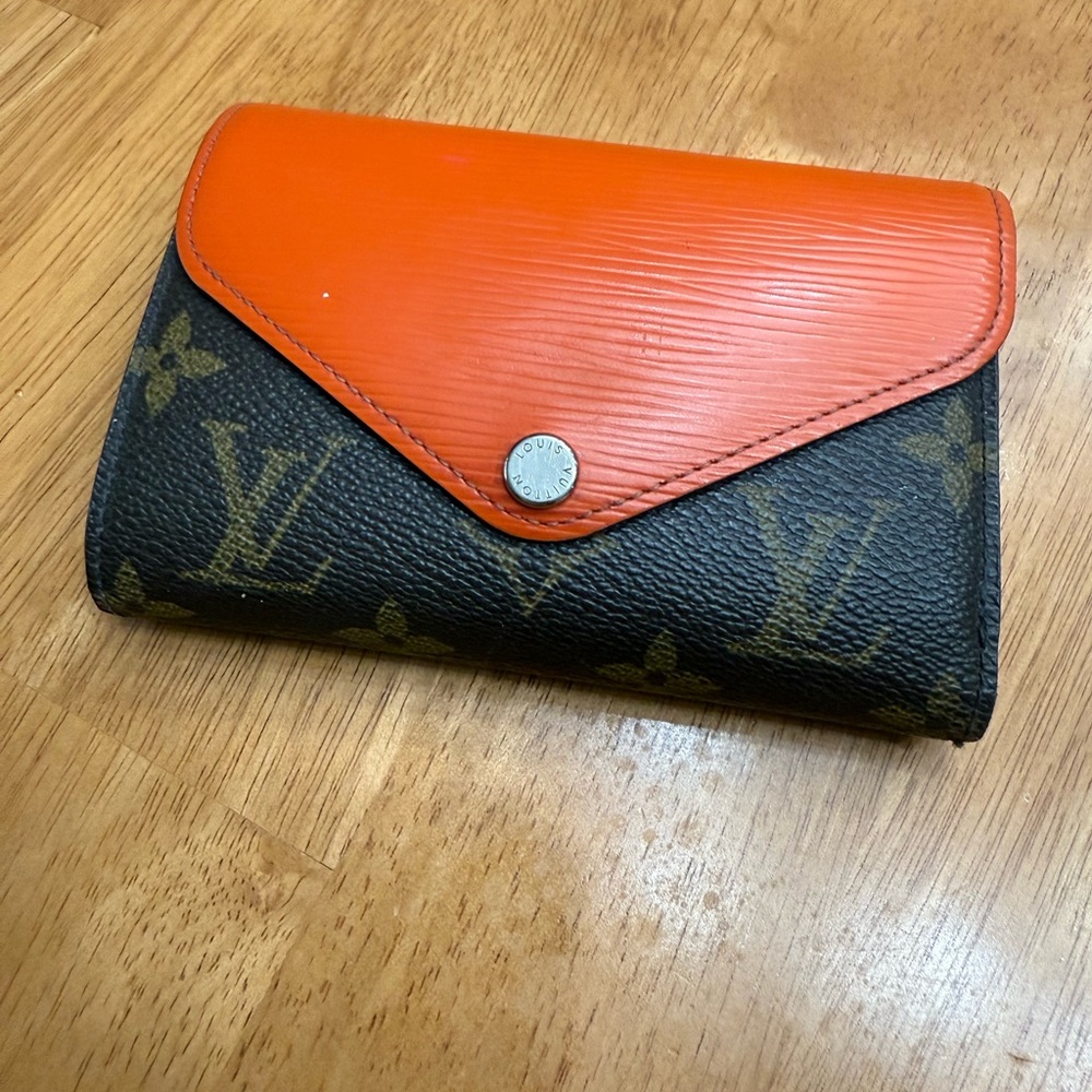 Louis Vuitton Monogram
Portefeuille Marie Lou
Compact Trifold Wallet